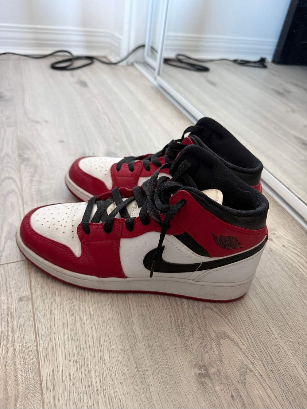 Nike Air Jordan 1 Mid (GS) size 6.5 “Chicago” white/gym red black